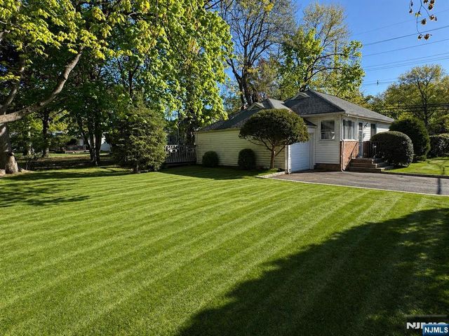 8 Cornwall Road, Glen Rock, NJ 07452