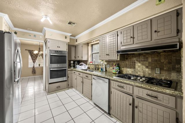 2210 S Memorial Court, Pasadena, TX 77502