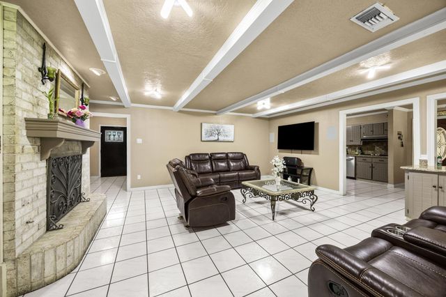 2210 S Memorial Court, Pasadena, TX 77502
