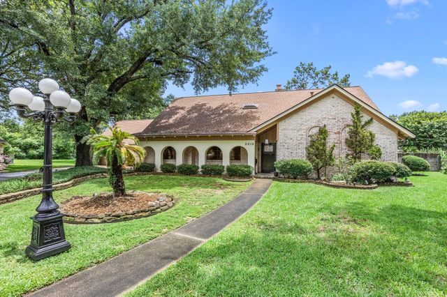 2210 S Memorial Court, Pasadena, TX 77502