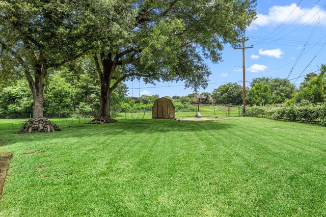 2210 S Memorial Court, Pasadena, TX 77502
