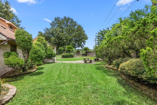 2210 S Memorial Court, Pasadena, TX 77502