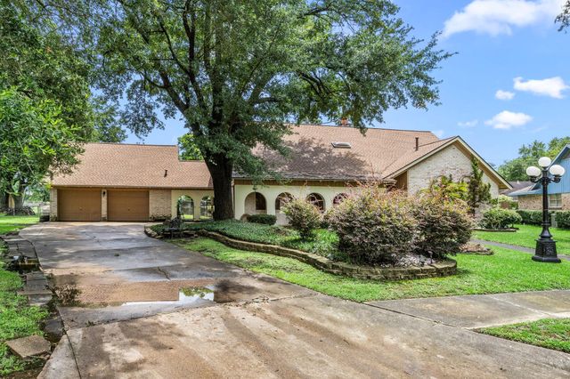2210 S Memorial Court, Pasadena, TX 77502