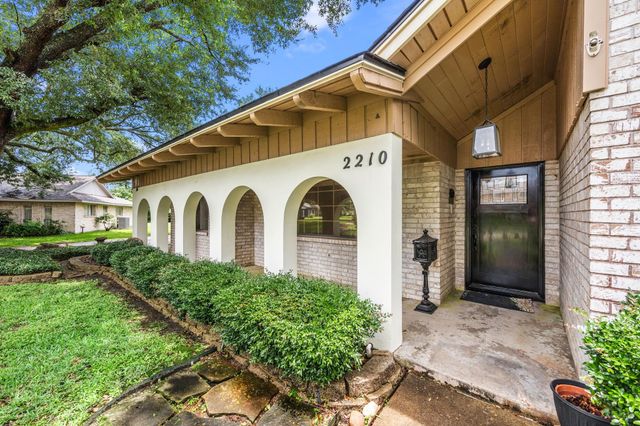 2210 S Memorial Court, Pasadena, TX 77502