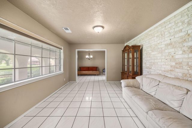 2210 S Memorial Court, Pasadena, TX 77502