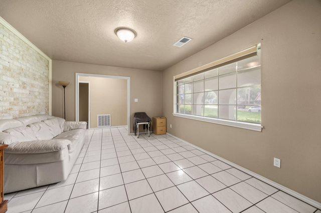 2210 S Memorial Court, Pasadena, TX 77502