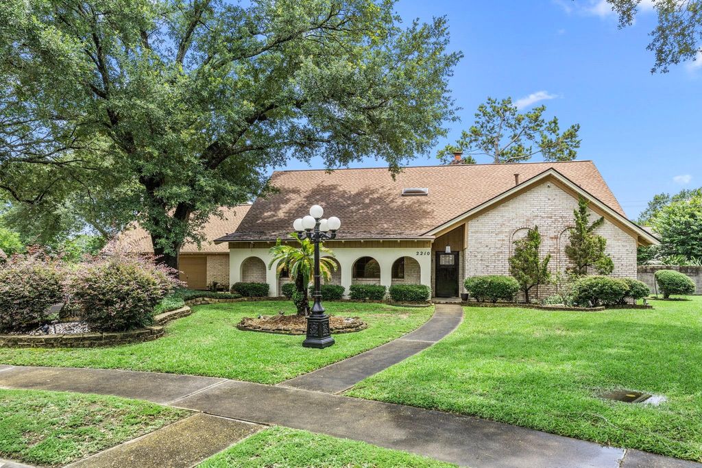 2210 S Memorial Court, Pasadena, TX 77502