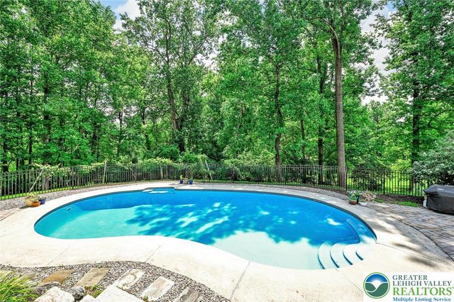 2475 Woodland Hills Court, Hellertown Boro, PA 18055