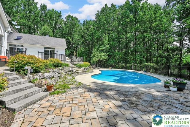 2475 Woodland Hills Court, Hellertown Boro, PA 18055
