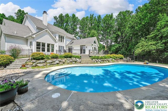 2475 Woodland Hills Court, Hellertown Boro, PA 18055