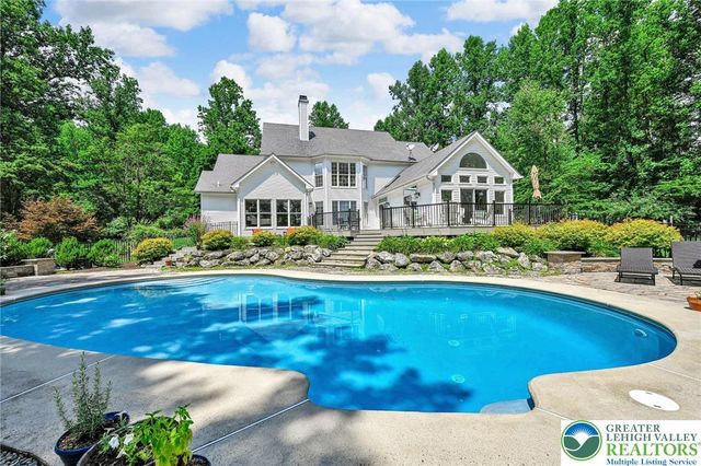 2475 Woodland Hills Court, Hellertown Boro, PA 18055