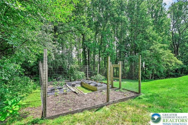 2475 Woodland Hills Court, Hellertown Boro, PA 18055