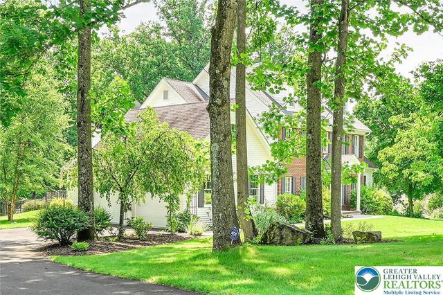 2475 Woodland Hills Court, Hellertown Boro, PA 18055