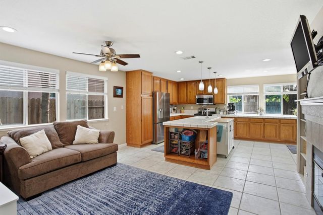 8870 Mandalay Way, Elk Grove, CA 95624