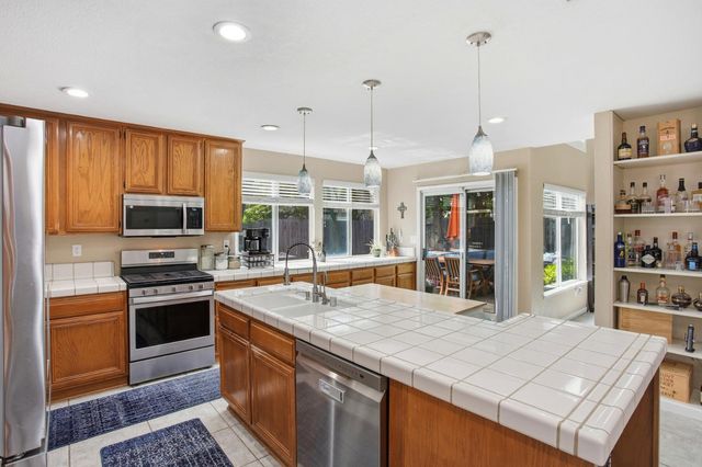8870 Mandalay Way, Elk Grove, CA 95624
