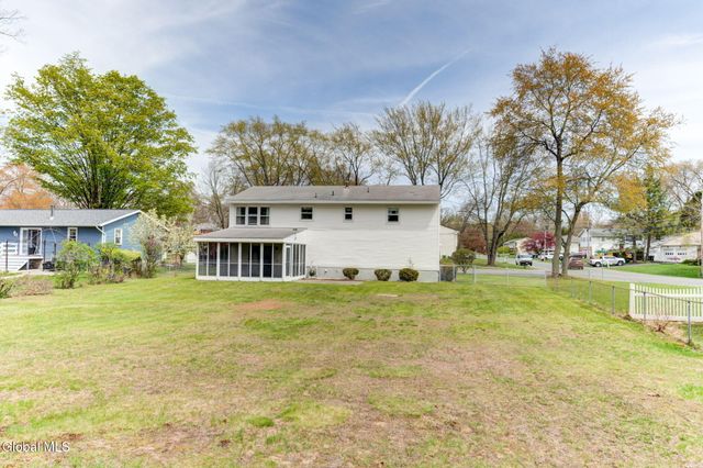 5 Fairmont Drive, Colonie, NY 12205