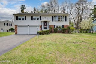 5 Fairmont Drive, Colonie, NY 12205