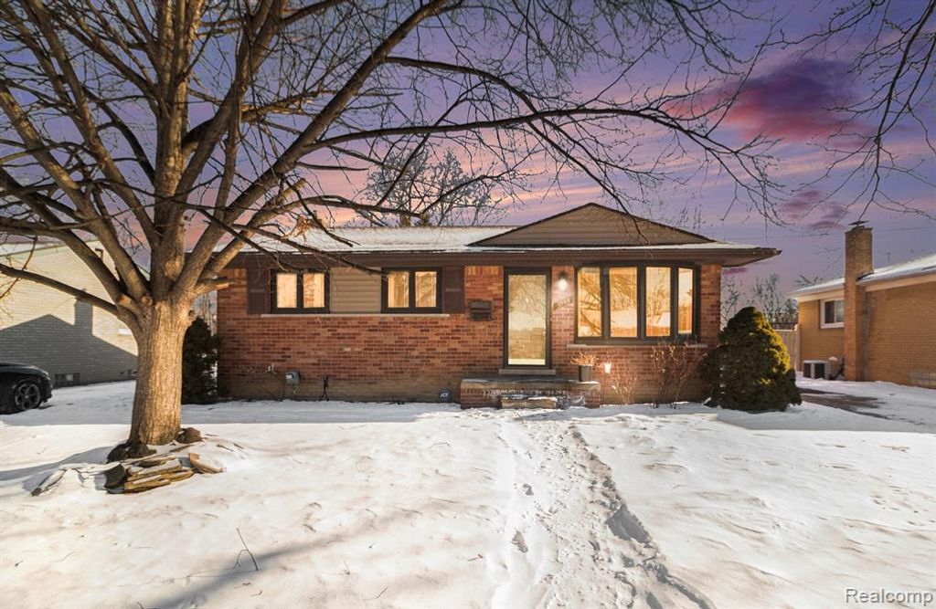 3933 Hayes Street, Wayne, MI 48184