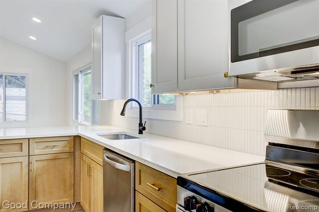 24250 Majestic Street, Oak Park, MI 48237
