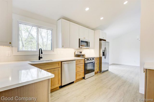 24250 Majestic Street, Oak Park, MI 48237