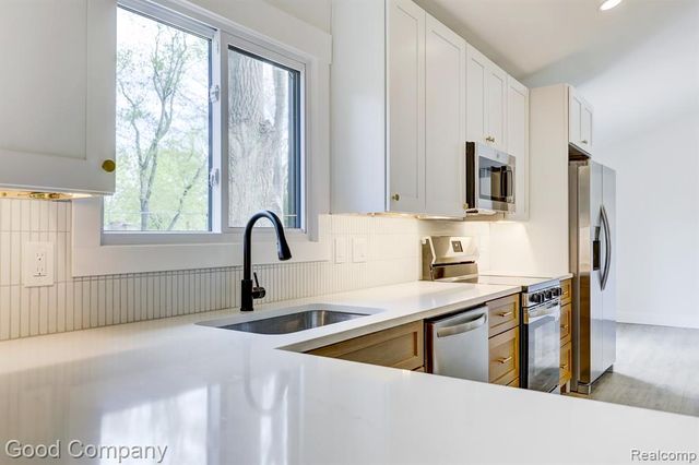 24250 Majestic Street, Oak Park, MI 48237