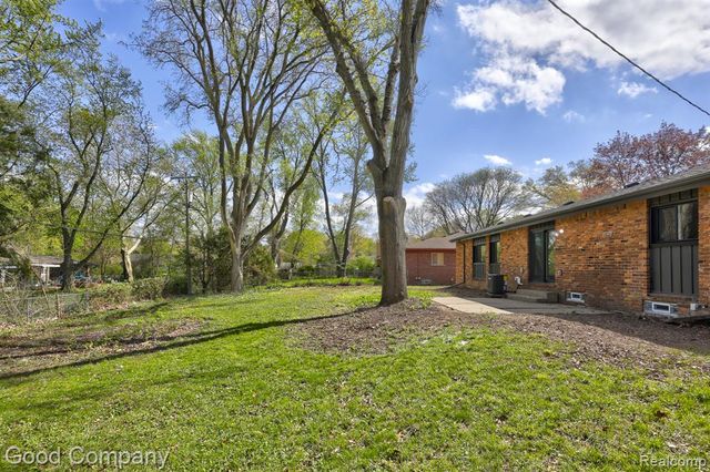 24250 Majestic Street, Oak Park, MI 48237