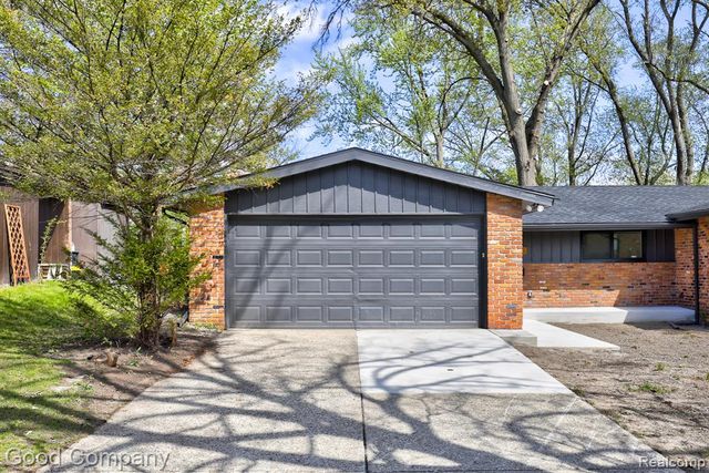24250 Majestic Street, Oak Park, MI 48237