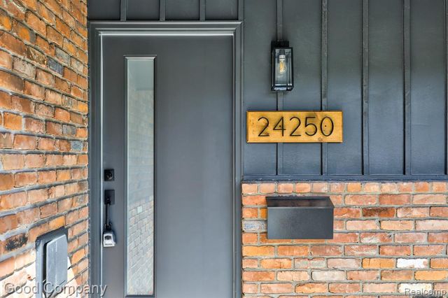 24250 Majestic Street, Oak Park, MI 48237