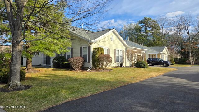 16 Golden Willows Avenue, Lakewood, NJ 08701