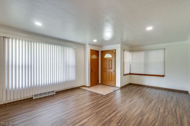 2031 W Pleasant Valley Road, Parma, OH 44134