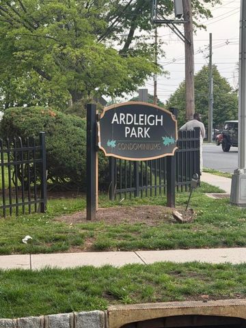 16 Carolyn Ter, Roselle Boro, NJ 07203