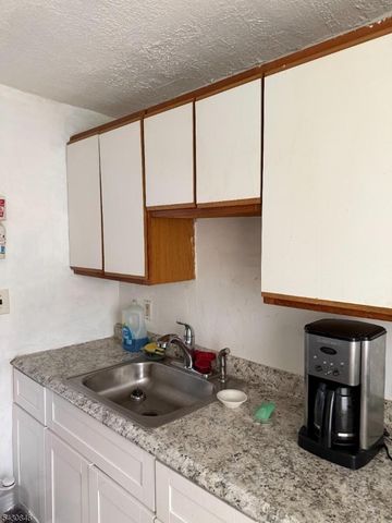 16 Carolyn Ter, Roselle Boro, NJ 07203
