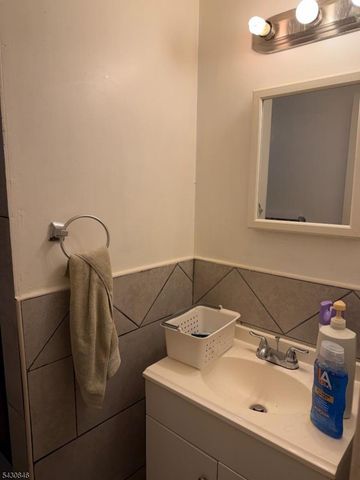 16 Carolyn Ter, Roselle Boro, NJ 07203