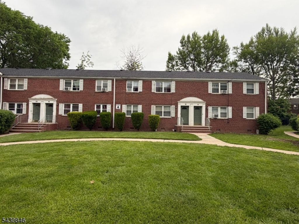 16 Carolyn Ter, Roselle Boro, NJ 07203