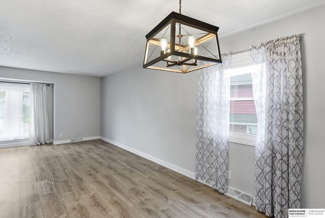 906 Brenton Avenue, Bellevue, NE 68005