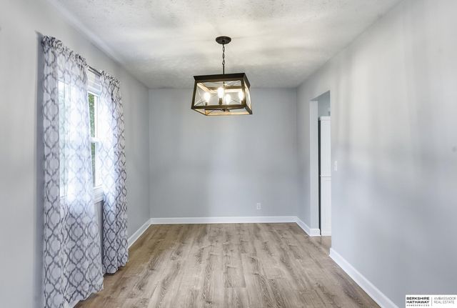 906 Brenton Avenue, Bellevue, NE 68005