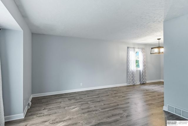 906 Brenton Avenue, Bellevue, NE 68005