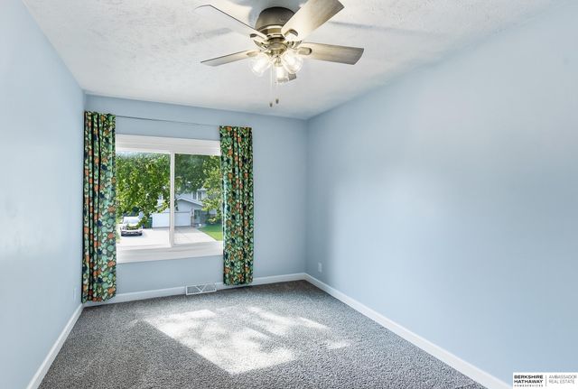 906 Brenton Avenue, Bellevue, NE 68005