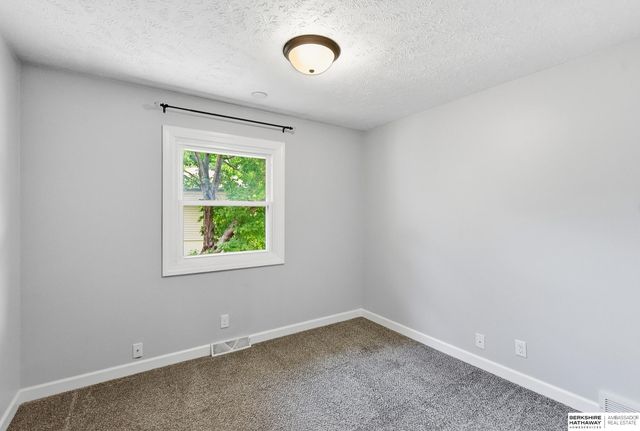 906 Brenton Avenue, Bellevue, NE 68005