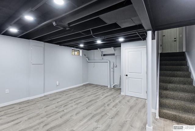 906 Brenton Avenue, Bellevue, NE 68005