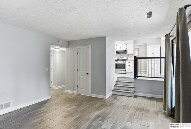 906 Brenton Avenue, Bellevue, NE 68005