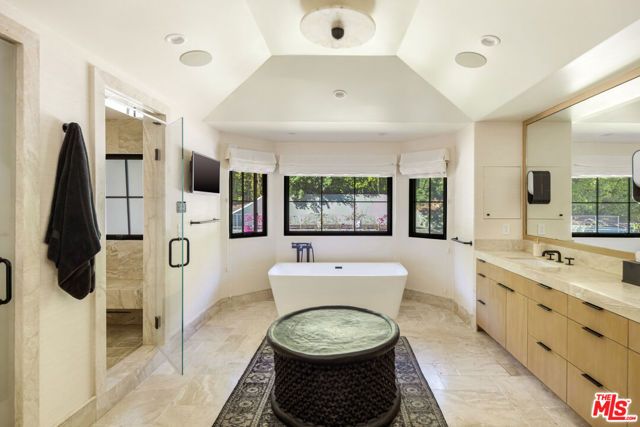 7651 Willow Glen Road, Los Angeles, CA 90046