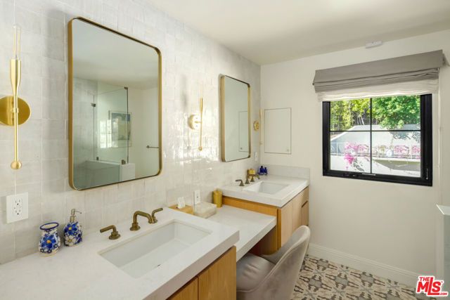 7651 Willow Glen Road, Los Angeles, CA 90046