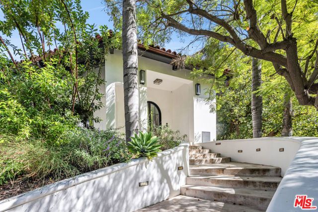 7651 Willow Glen Road, Los Angeles, CA 90046