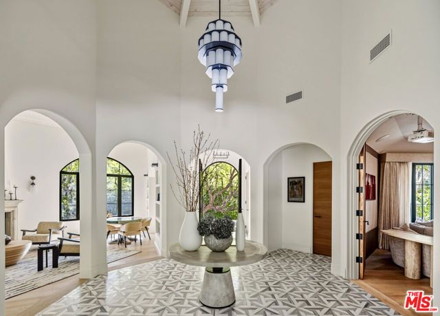7651 Willow Glen Road, Los Angeles, CA 90046