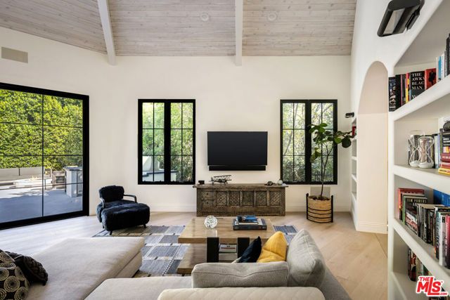 7651 Willow Glen Road, Los Angeles, CA 90046