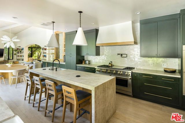 7651 Willow Glen Road, Los Angeles, CA 90046