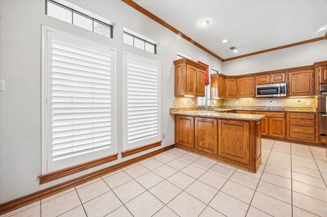 845 Canyon Crest Drive, Irving, TX 75063