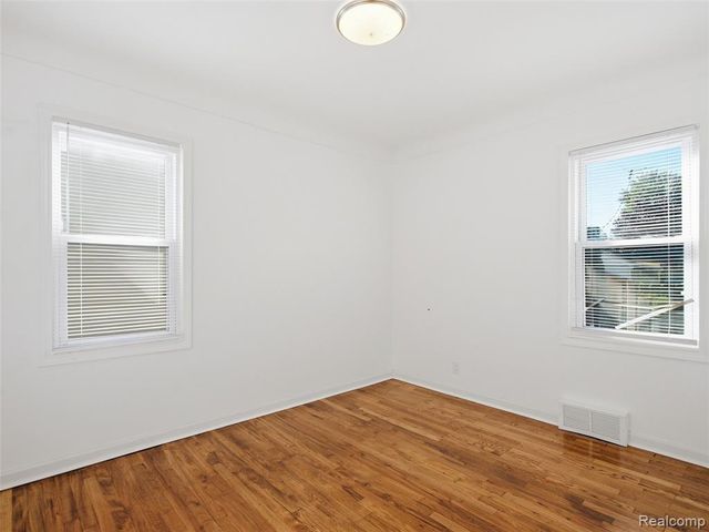 629 W Kalama Avenue, Madison Heights, MI 48071