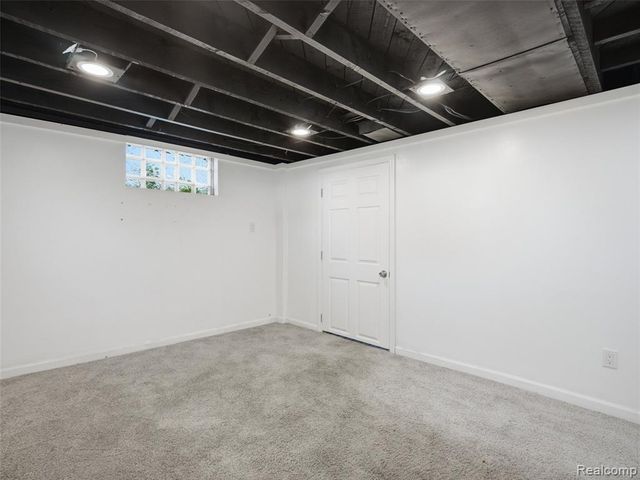 629 W Kalama Avenue, Madison Heights, MI 48071